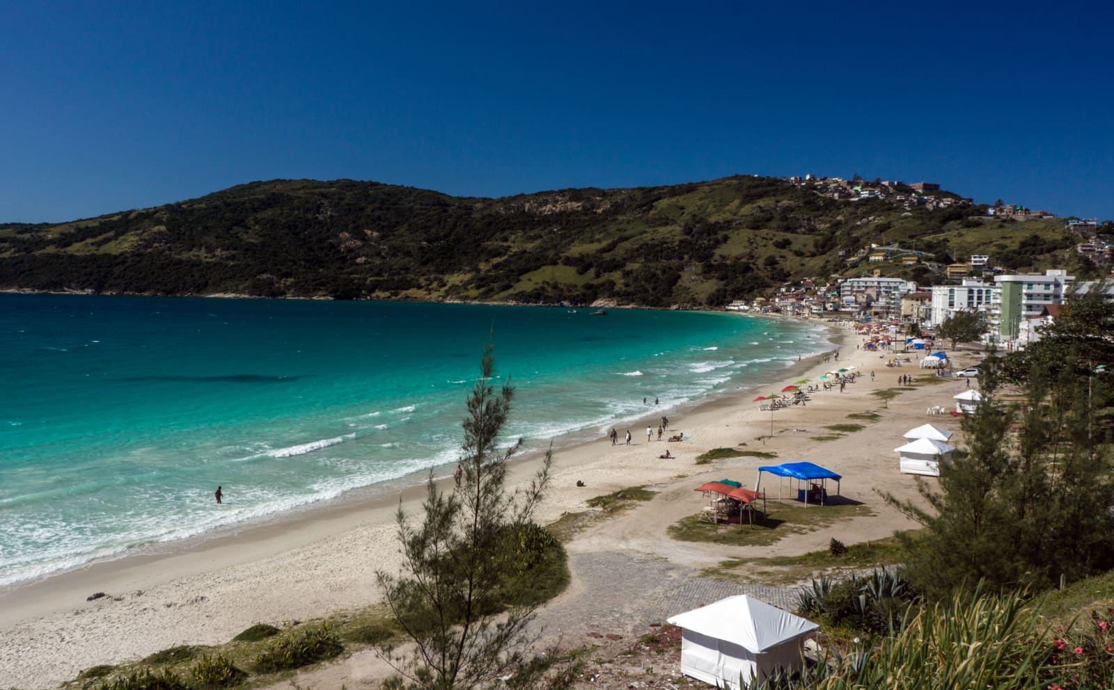 Praia de água cristalina e areia branca em Arraial do Cabo, o Caribe brasileiro na Região dos Lagos