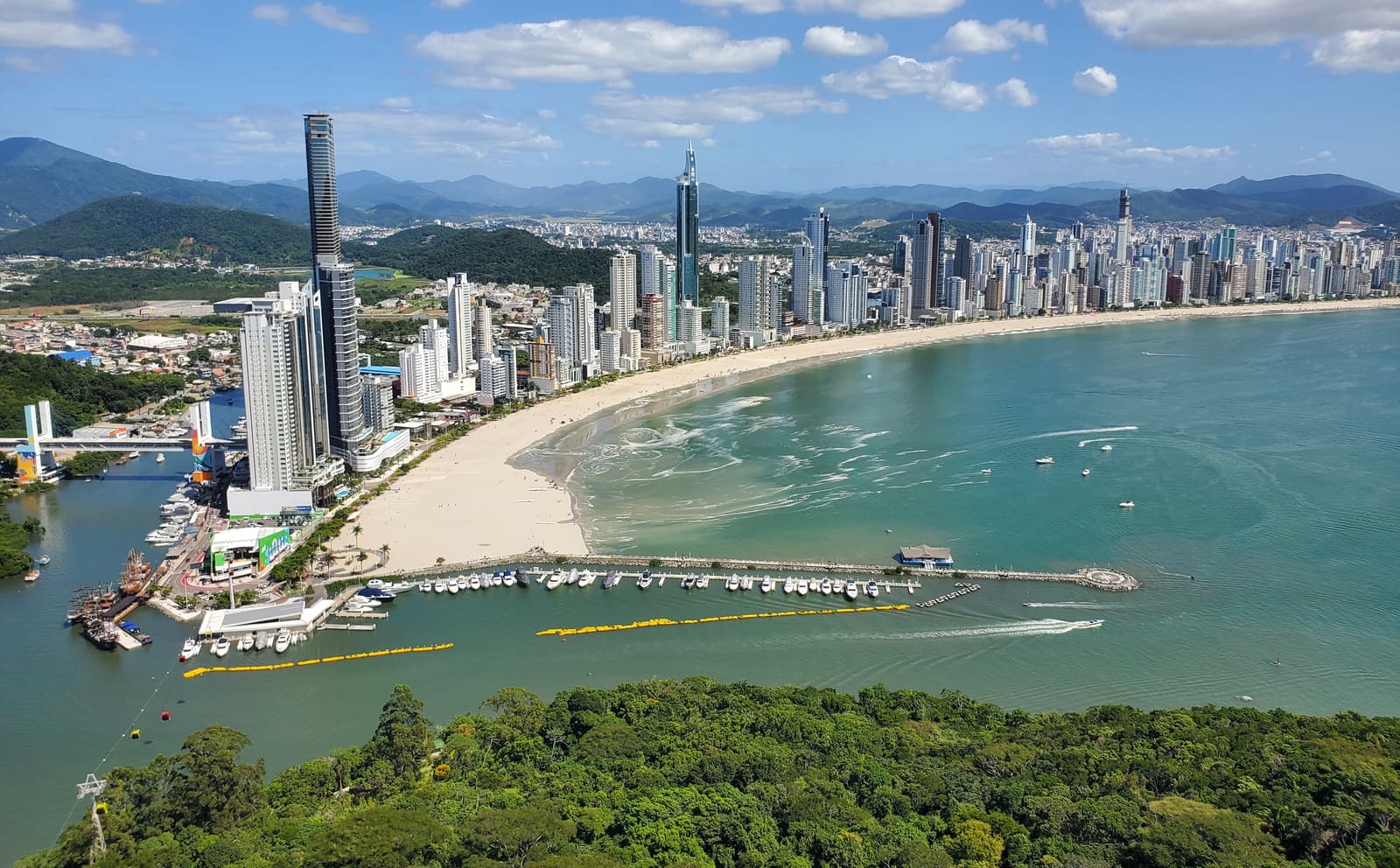 Praia Central de Balneário Camboriú emoldurada por arranha-céus