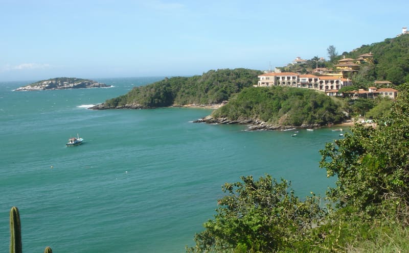 Praia de águas claras em Búzios, na Região dos Lagos do Rio de Janeiro
