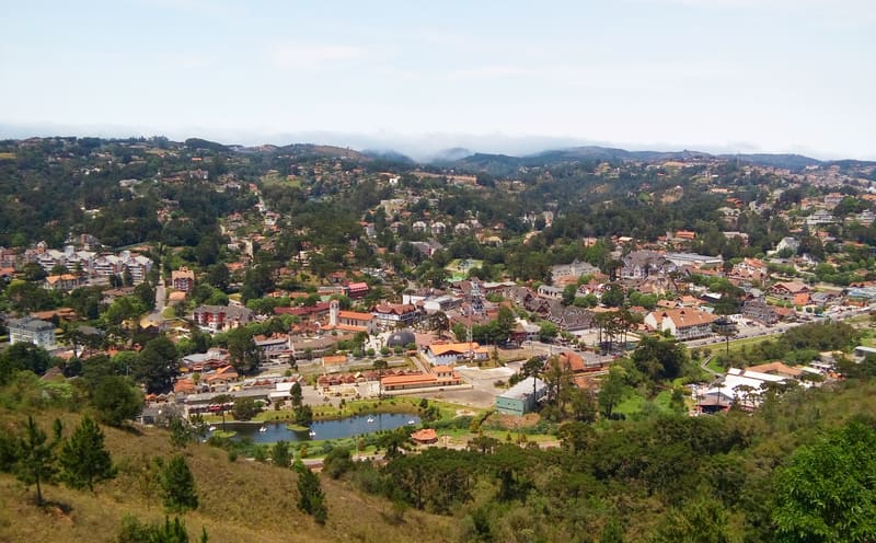 Vista de Campos do Jordão a partir do Morro do Elefante, com a cidade e as montanhas da Mantiqueira