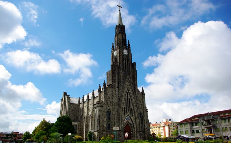 Catedral de Pedra de Canela, em estilo gótico, com jardins e céu azul