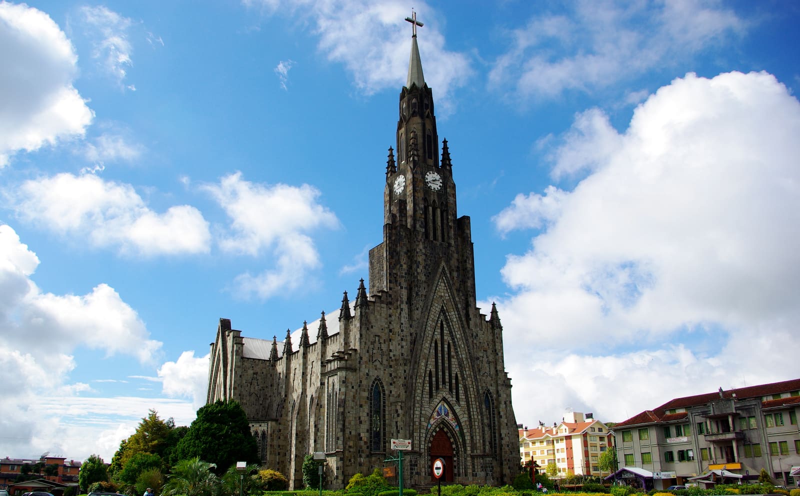Catedral de Pedra de Canela, em estilo gótico, com jardins e céu azul