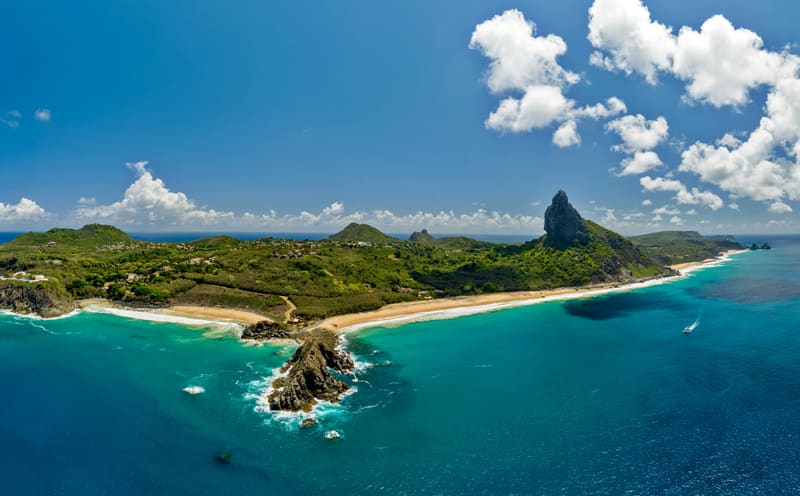 Vista aérea das águas turquesa e das falésias do Parque Nacional Marinho de Fernando de Noronha