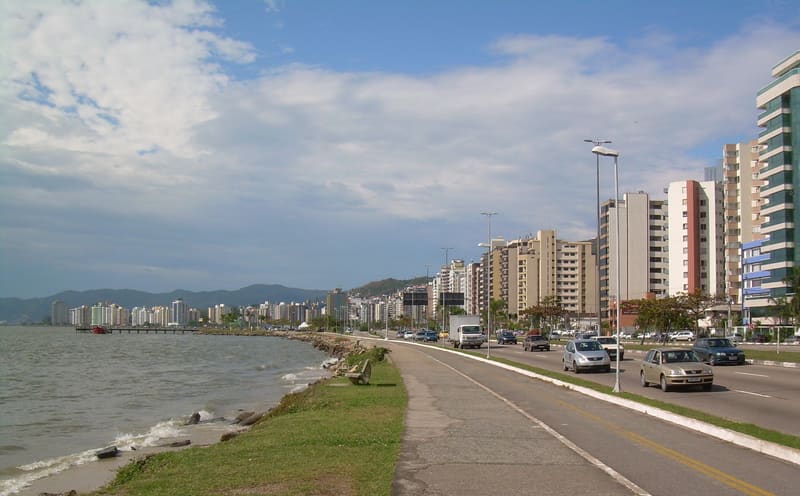 Avenida Beira-Mar Norte de Florianópolis com a baía e o casario da ilha ao fundo