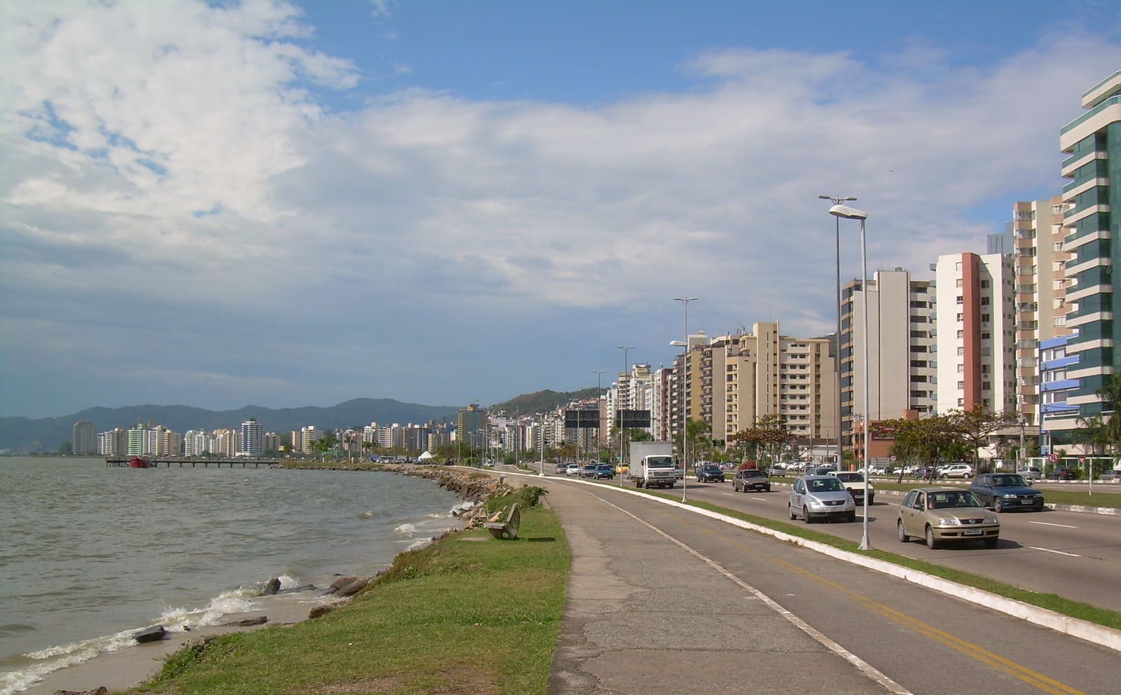 Avenida Beira-Mar Norte de Florianópolis com a baía e o casario da ilha ao fundo