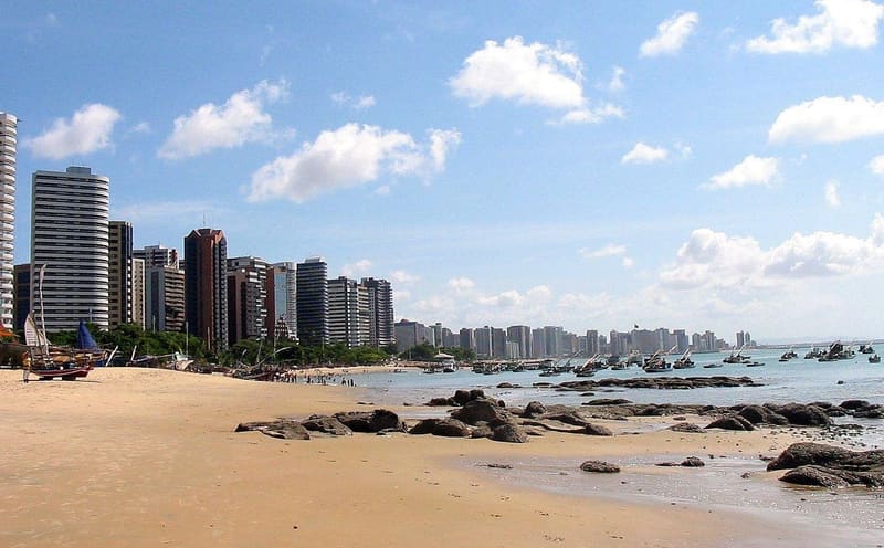 Orla de Fortaleza com jangadas na Praia do Mucuripe