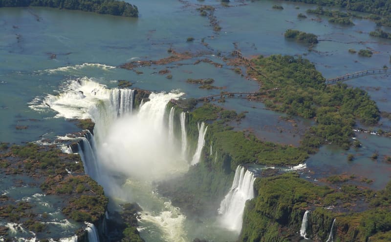 Vista aérea da Garganta do Diabo, nas Cataratas do Iguaçu