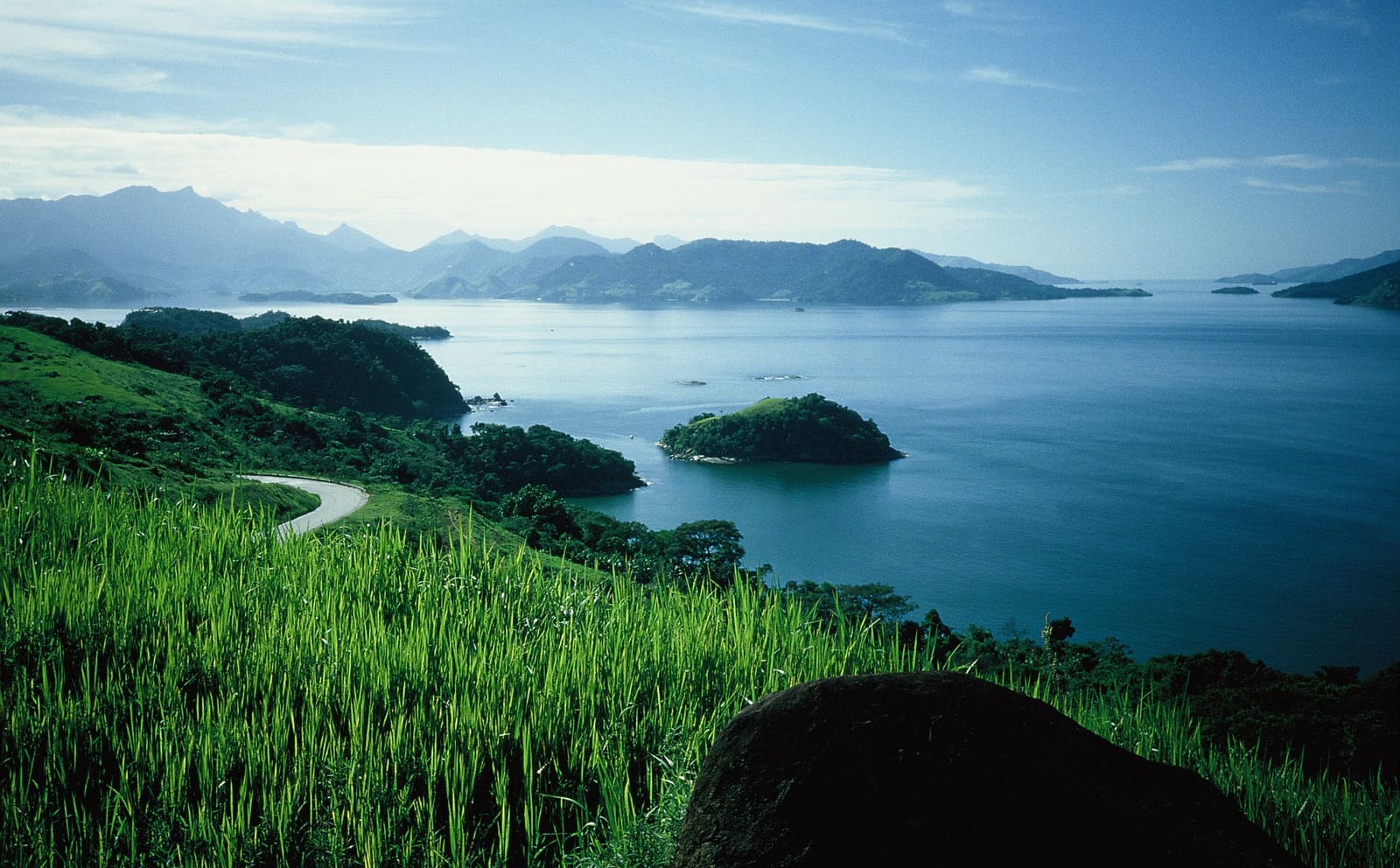 Vista da mata atlântica e do mar verde de Ilha Grande, em Angra dos Reis, com a Vila do Abraão ao fundo