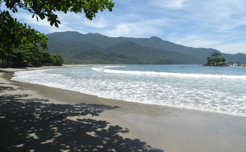 Praia de Castelhanos, praia selvagem de Ilhabela cercada por mata atlântica