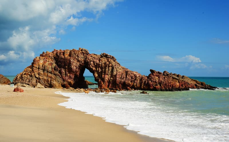 Pedra Furada, arco de rocha à beira-mar em Jericoacoara, Ceará