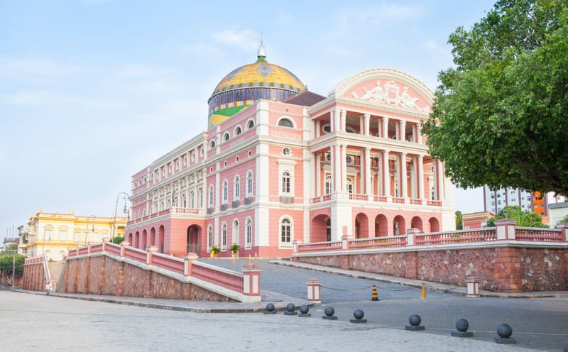 Fachada rosada do Teatro Amazonas em Manaus, com sua cúpula de escamas coloridas, no coração da Amazônia