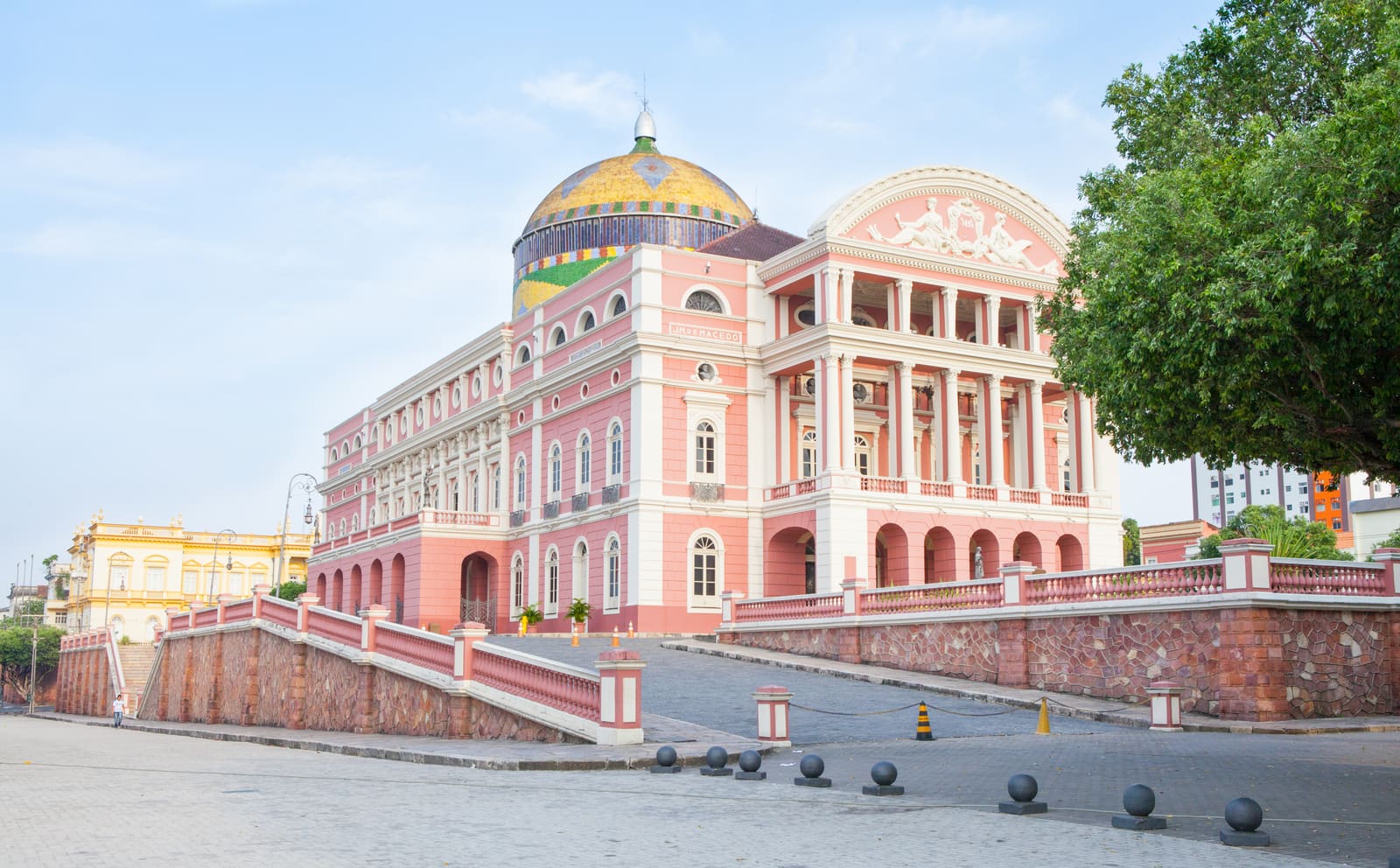 Fachada rosada do Teatro Amazonas em Manaus, com sua cúpula de escamas coloridas, no coração da Amazônia