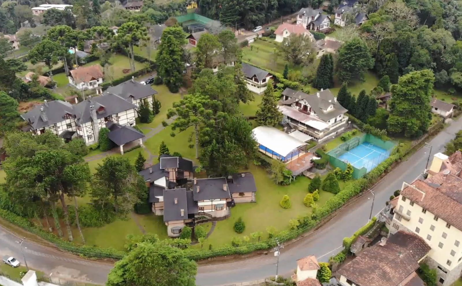 Vista aérea de chalés de arquitetura alpina cercados por araucárias em Monte Verde, distrito de Camanducaia, na Serra da Mantiqueira