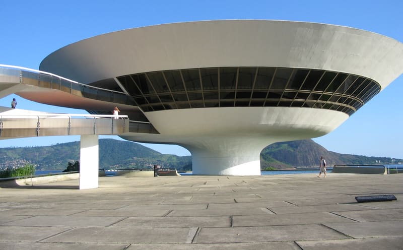 O MAC de Niterói, museu em forma de disco projetado por Oscar Niemeyer, com o Pão de Açúcar ao fundo