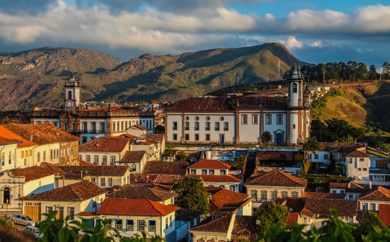 Igreja barroca de São Francisco de Assis e ladeiras de pedra do centro histórico de Ouro Preto, MG
