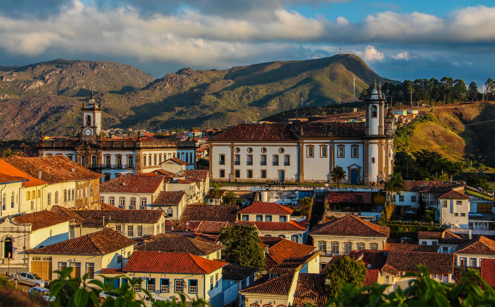 Igreja barroca de São Francisco de Assis e ladeiras de pedra do centro histórico de Ouro Preto, MG