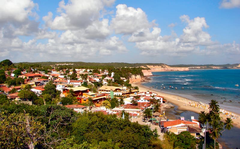 Vista da Praia da Pipa a partir do alto, com falésias e o mar ao fundo