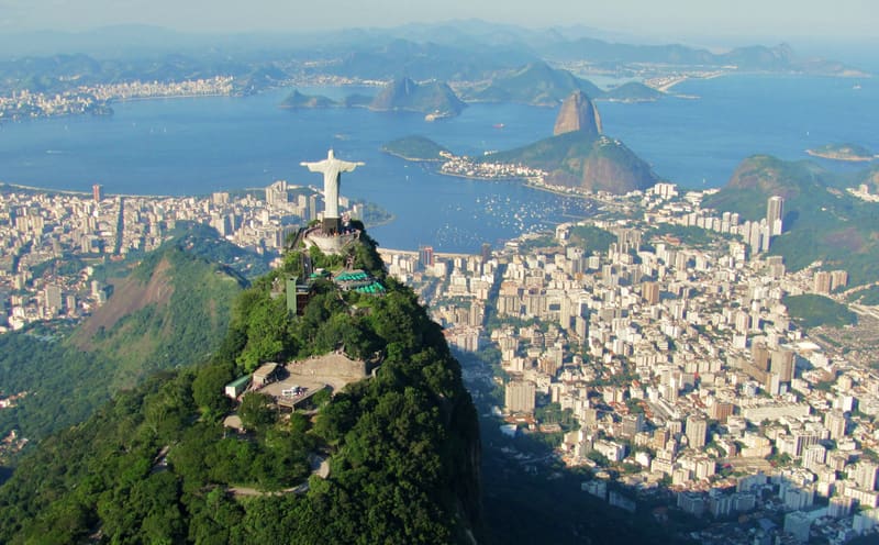 Vista do Rio de Janeiro com o Pão de Açúcar e a Baía de Guanabara ao entardecer