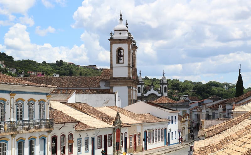 Torre da Igreja de São Francisco de Assis sobre os telhados do centro histórico de São João del-Rei, MG