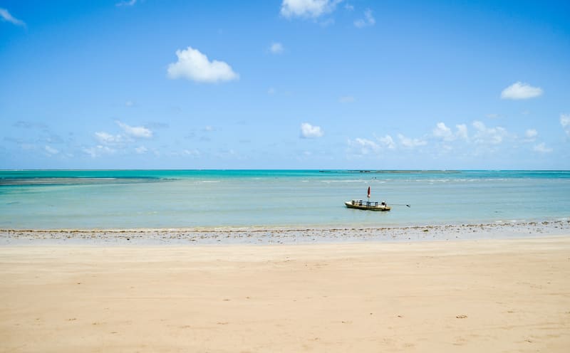Praia de São Miguel dos Milagres, com mar raso e turquesa na maré baixa