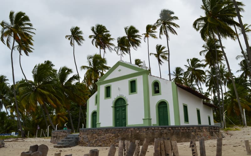Capela de São Benedito, do século 18, na areia da Praia dos Carneiros, com coqueiros ao redor