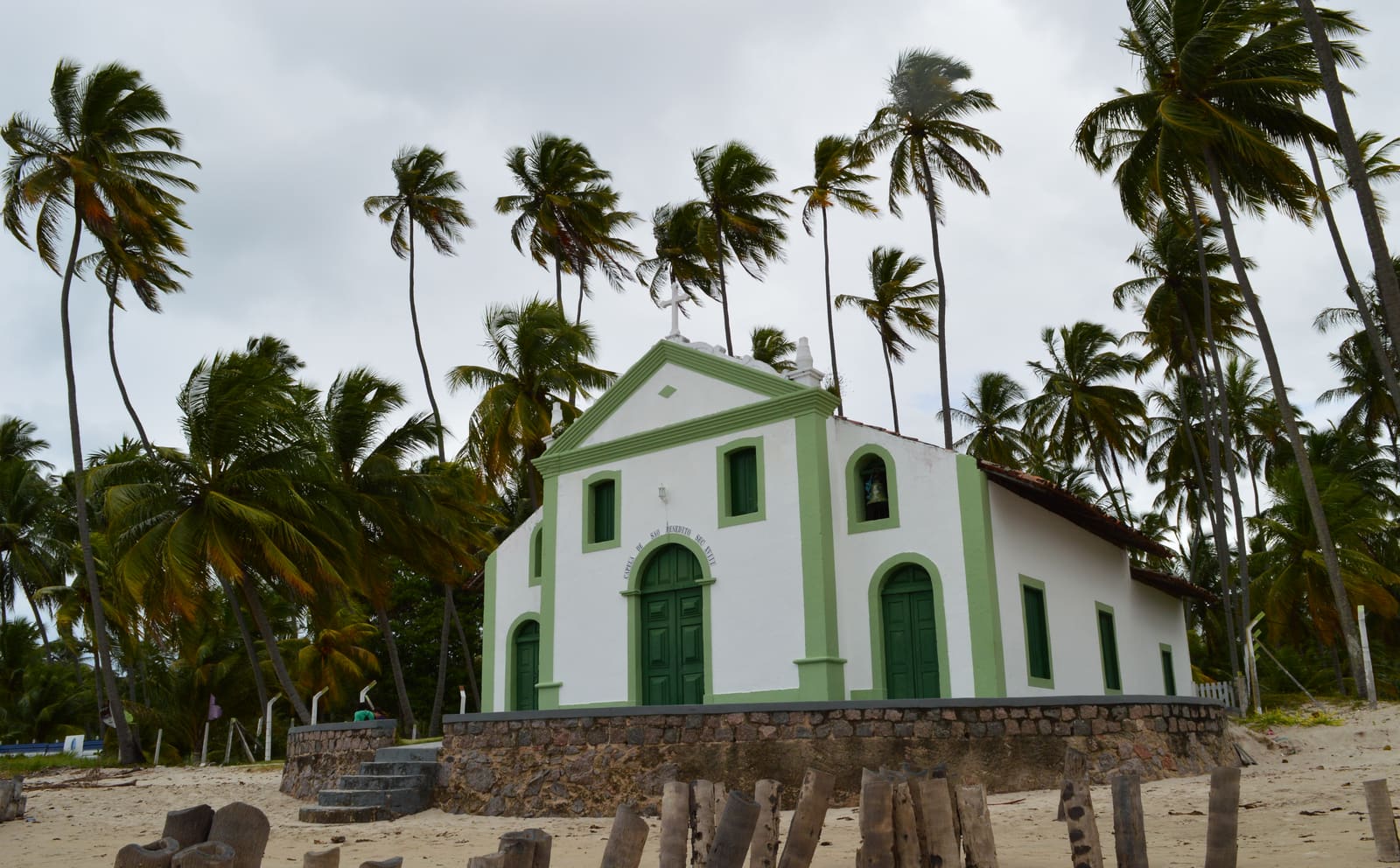 Capela de São Benedito, do século 18, na areia da Praia dos Carneiros, com coqueiros ao redor